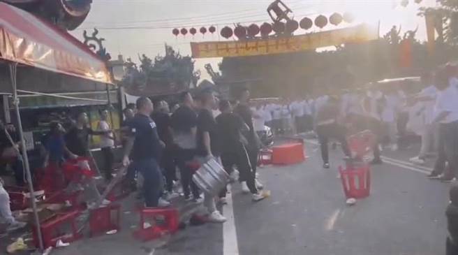 兩派人馬各自拿吃辦桌的紅色塑膠椅互丟、攻擊，現場一時紅椅滿天飛。（翻攝自社會事新聞影音／呂妍庭嘉義傳真）