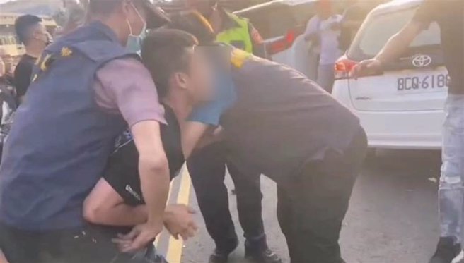 嘉義縣新港鄉接近北港交界一間廟宇傍晚傳出廟會活動上演大亂鬥戲碼，現場氣氛十分火爆。（翻攝自社會事新聞影音／呂妍庭嘉義傳真）