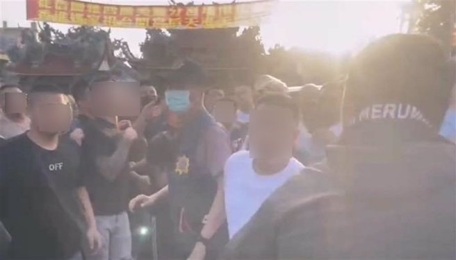 嘉義縣新港鄉接近北港交界一間廟宇傍晚傳出廟會活動上演大亂鬥戲碼，現場氣氛十分火爆。（翻攝自社會事新聞影音／呂妍庭嘉義傳真）