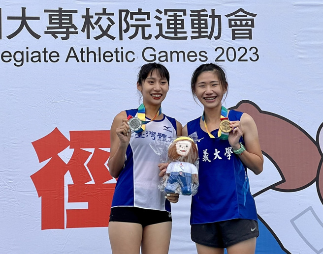黄冠绫（右）、江佳柔（左）在112全大运田径公开女生组1万公尺竞走双双破全国纪录，分居金、银牌。（中原大学提供）