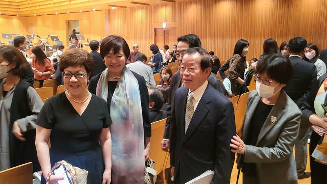 小提琴家林品任随国家交响乐团今（8）日晚在东京歌剧城演出布鲁赫《苏格兰幻想曲》，席间包括前日本内阁总理大臣安倍晋三夫人安倍昭惠、中华民国前总统李登辉之女李安妮、驻日大使谢长廷等人皆出席。（李欣恬摄）