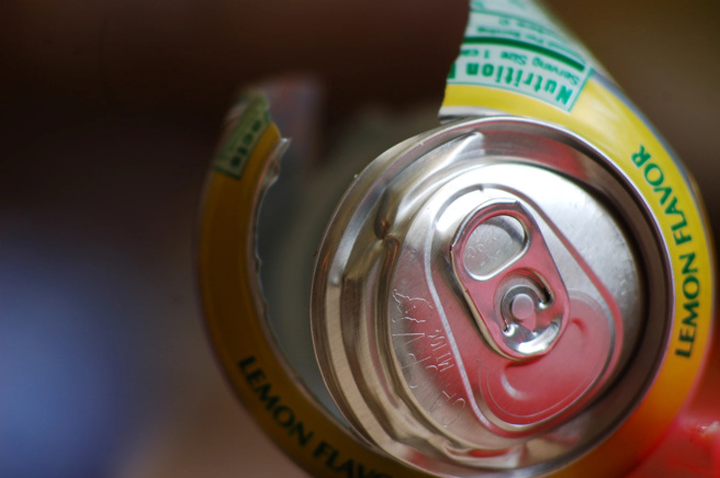 日本车站的咖啡罐爆炸事件，确定内容物是强碱。(图/shutterstock)