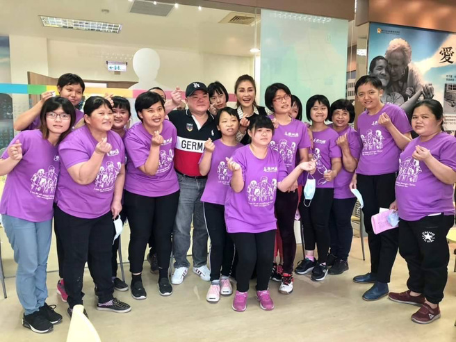 玛喜乐基金会也积极规划喜乐方舟园区，为身障者营造适性职场，并由专业人员评估、重建、培训职业能力，期盼院方成员顺利与社会接轨，增进自立生活的信心。(戴志扬翻摄)