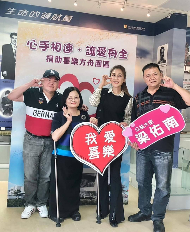 锺文智与梁佑南连袂至「彰化县私立基督教喜乐保育院」捐50万元协助身心障碍孩童。(戴志扬翻摄)