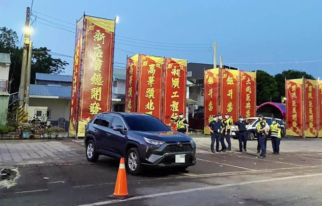 目前水仙宫衝突现场已净空，只剩员警在场。（读者提供／吕妍庭嘉义传真）