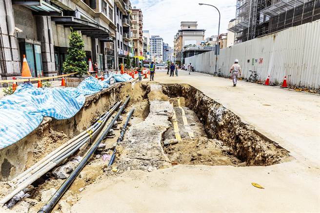 竹北市庄敬六街天坑事件，竹北市公所称未接获监测异常通知，建商则指监测数据异常时，均有第一时间回报。（罗浚滨摄）