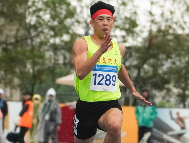 国立体大林佑贤绑着必胜头带，顺利完成全大运田径公开男生组100公尺卫冕重任。（中原大学提供）
