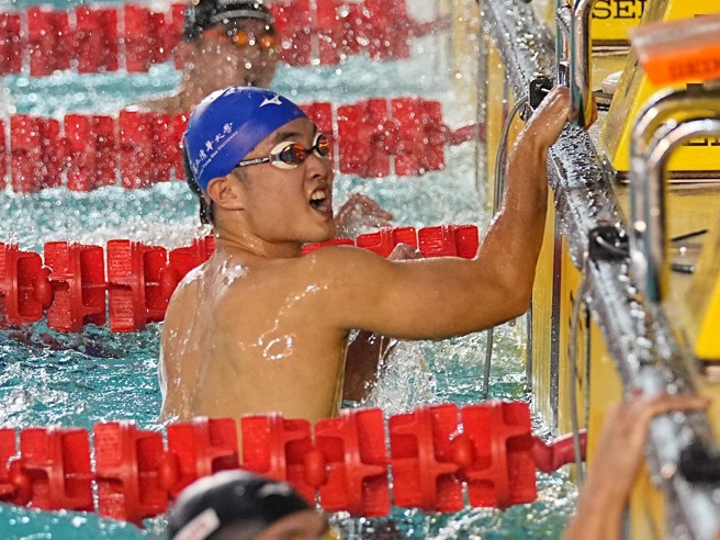 清华大学萧永淇以23秒01拿下112全大运游泳公开男子组50公尺自由式金牌。（中原大学提供）