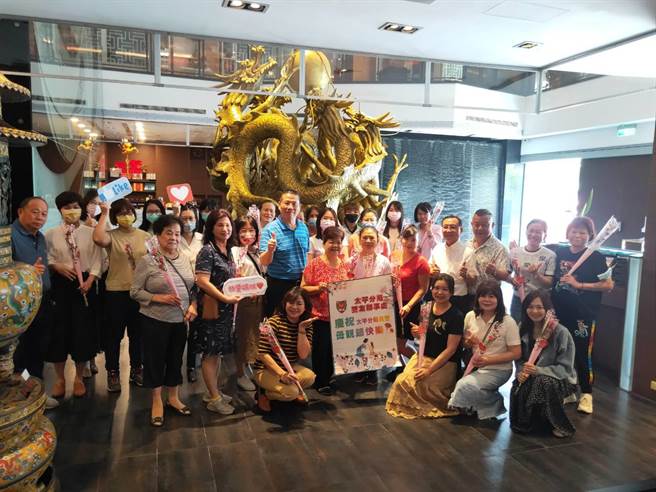 随着5月到来，太平警分局8日邀请局内警妈咪们到北屯区某艺园餐厅享用精致午餐，共同欢庆母亲节。（太平警分局提供／潘虹恩台中传真）