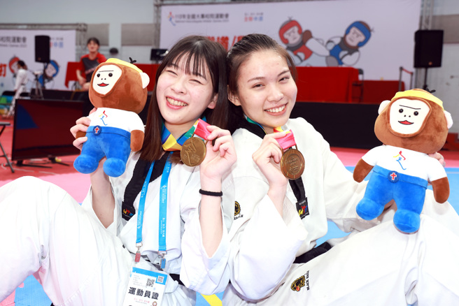 高餐大学张安荞（右）与赖歆岚（左）分获全大运跆拳道一般女生组67公斤级、57公斤级金牌。（中原大学提供）