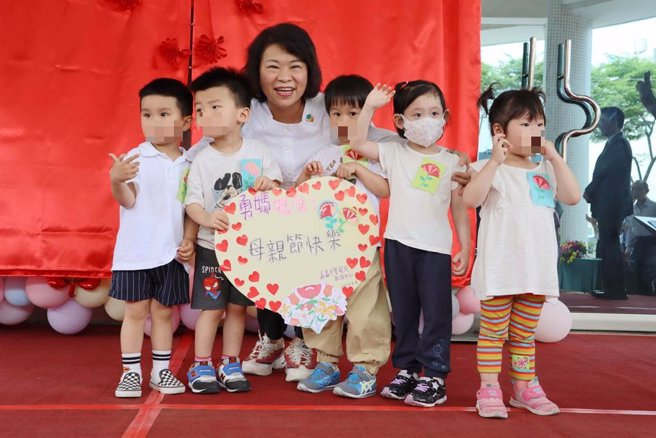 幼童们特地送上卡片，祝嘉义市长黄敏惠母亲节快乐。（吕妍庭摄）