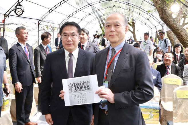台南市长黄伟哲（左）致赠一张他祖父在嘉南大圳管理站任职时的老照片给八田与一的长孙八田修一（右）。（台南市政府提供／张毓翎台南传真）