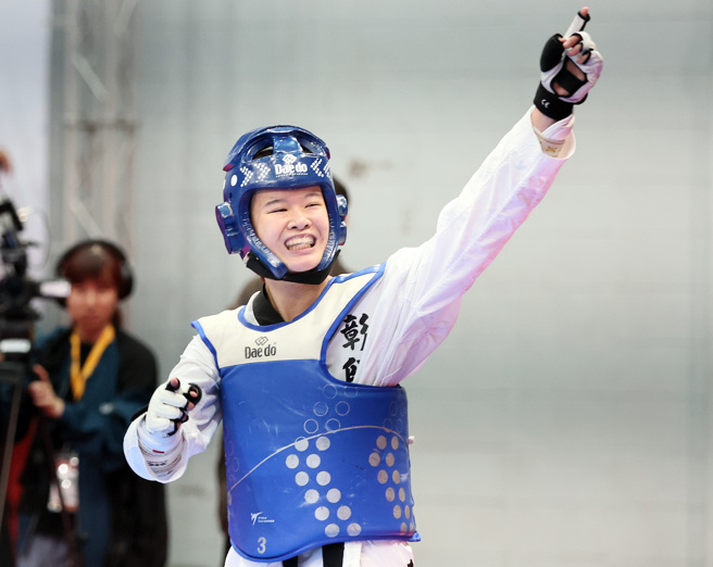彰师大张芮恩在112全大运跆拳道公开女生组67公斤级夺金。（中原大学提供）