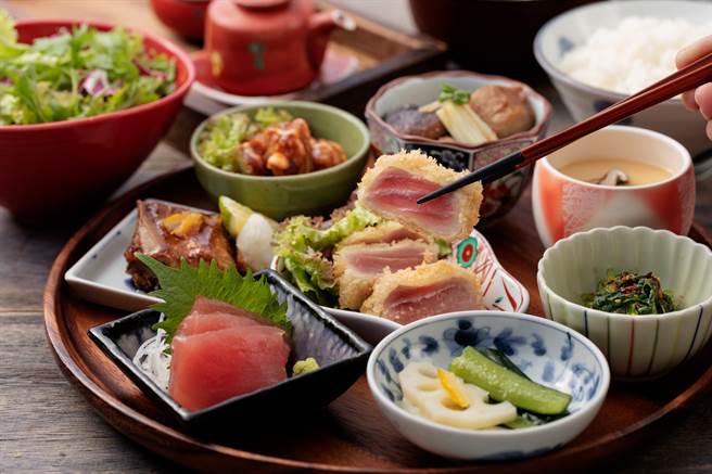 「鲔鱼满腹御膳」一份套餐从鲔鱼生鱼片一路吃到酥炸、荒煮、酱烧、明太南蛮风等共5种料理手法。(慕里诺国际餐饮提供)