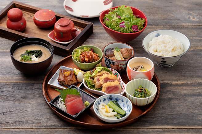 「鲔鱼满腹御膳」套餐提供鲔鱼5吃、沙拉、渍菜、茶碗蒸、越光米饭与汤品，售价480元加1成。(慕里诺国际餐饮提供)