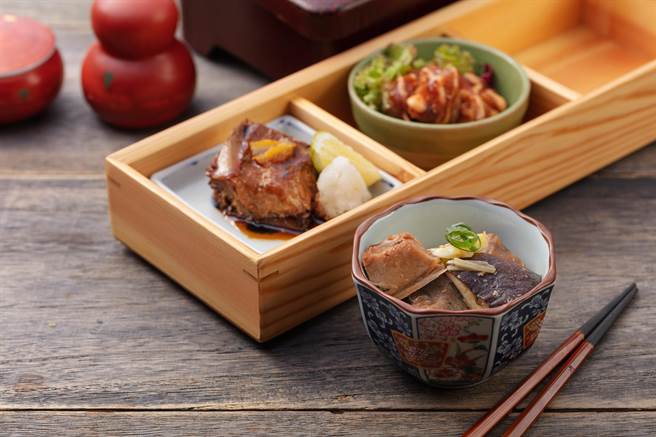 「鲔鱼三重奏」集结「荒煮鲔鱼下巴」、「鲔鱼下巴柚子蜜汁烧」、「明太南蛮风唐扬鲔鱼块」三道单点菜色，售价250元。(慕里诺国际餐饮提供)