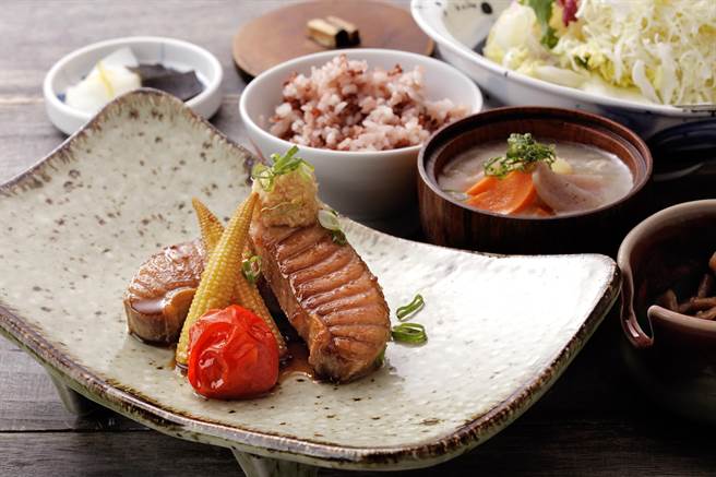 「姜汁酱烧鲔鱼腹肉套餐」以日式咸甜带有姜香酱烧做法呈现，售价390元起。 (慕里诺国际餐饮提供)