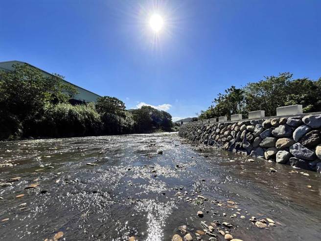 在地方殷殷期盼下，位于林口与八里的「红水仙溪」终于在歷时23年后获得正名。（水利局提供）