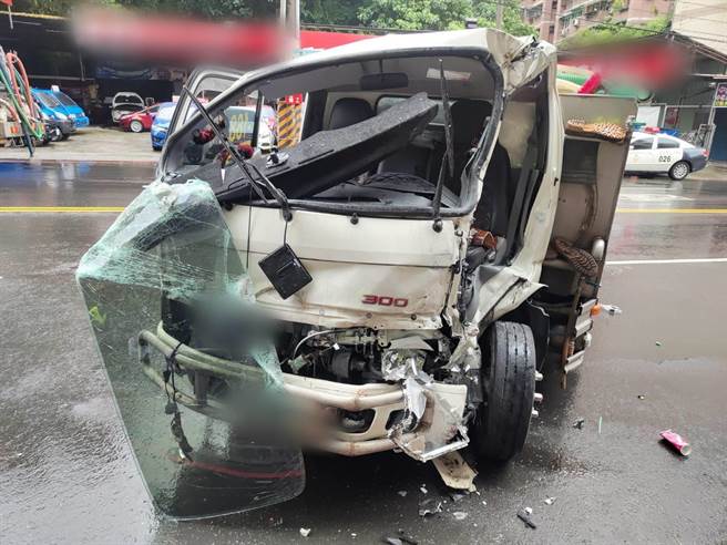 简男疑似因不熟悉驾驶技巧暴衝自撞大楼柱子。（中和警分局提供）