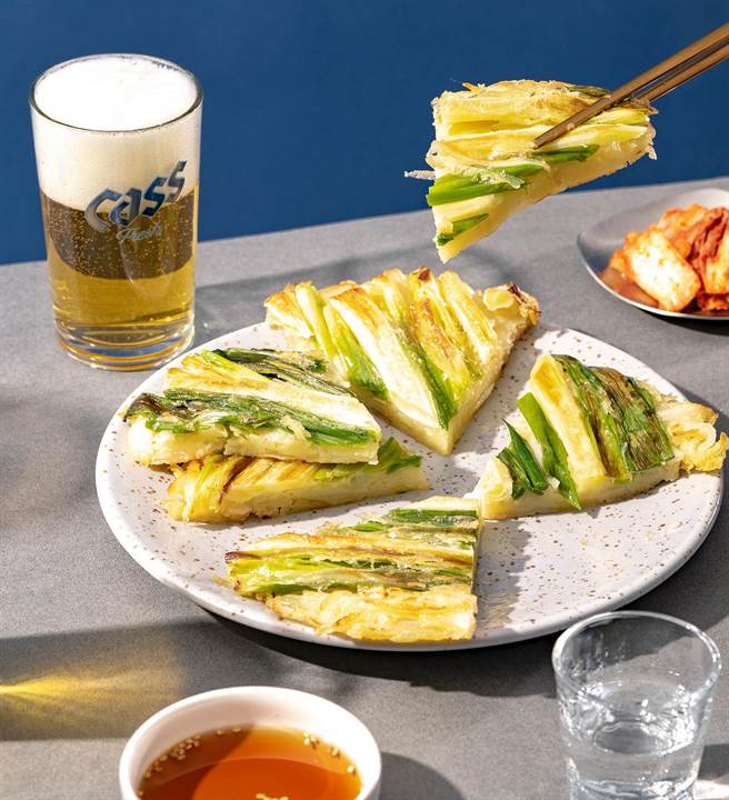 야채 YACHE 野菜韩式蔬食东莱大葱煎饼。（야채 YACHE提供）★《中时新闻网》关心您：饮酒过量，有碍健康。酒后不开车，安全有保障！