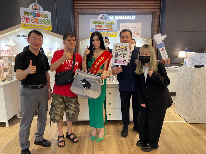 南港分局配合警政署规划「全民防诈‧艺起发声」的宣导活动，特邀请艺人吴玟萱代言「全民防诈艺起发声」宣导大使。（图／警方提供）