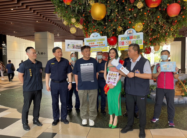 南港分局配合警政署规划「全民防诈‧艺起发声」的宣导活动，特邀请艺人吴玟萱代言「全民防诈艺起发声」宣导大使。（图／警方提供）