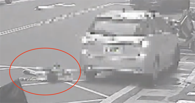 2男在新店民族路上发生衝突。（新店警分局提供）