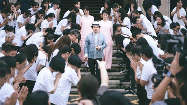 许杰辉饰演天宙教教主被信徒簇拥敬拜。（群之噰传播提供）