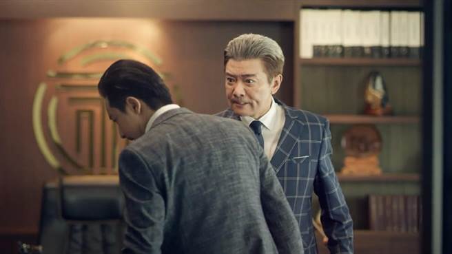 张佩华饰演邱凯伟的父亲，气场强大。（群之噰传播提供）