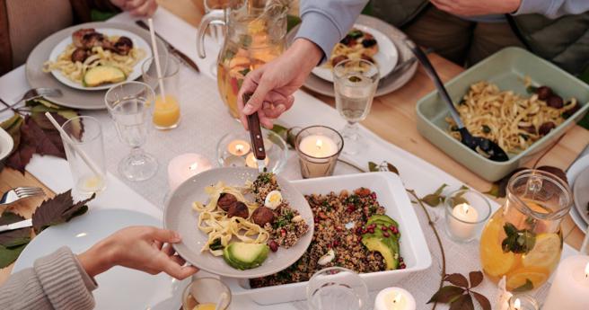 有网友被主管升迁加薪2千，却连续两次被凹请客，不请还被酸不厚道，因此发文询问网友是否合理。（示意图／翻摄自pexels）