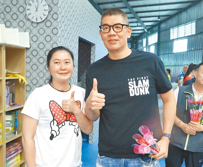 绿营拟改打「反共不反中」策略，国民党副主席连胜文昨讽刺赖清德「务实的台独终究还是台独」。图为连胜文（右）7日在新北市汐止区送康乃馨给妈妈们。（郑任南摄）