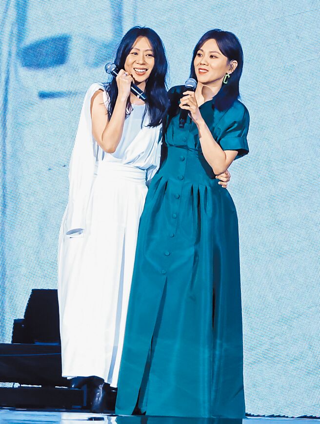 蔡健雅（右）昨惊喜邀请陈绮贞同台合唱。（陈俊吉摄）