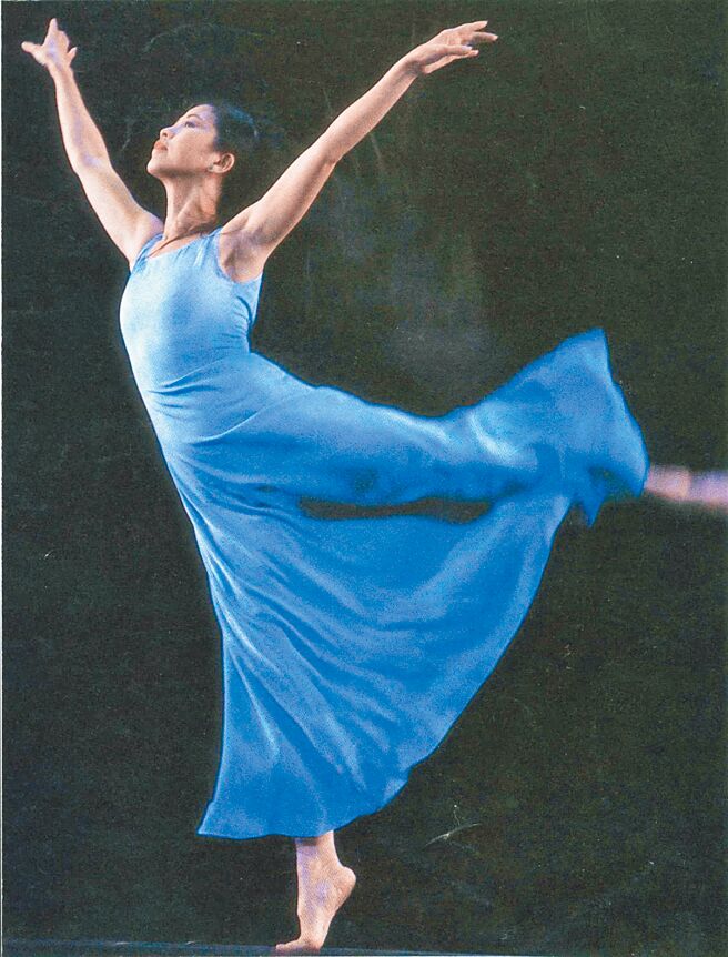 1991年冬，鄭淑姬演出林懷民老師為她編的獨舞〈川流〉，朱宗慶樂團現場伴奏。（陳炳勳攝影／鄭淑姬提供）