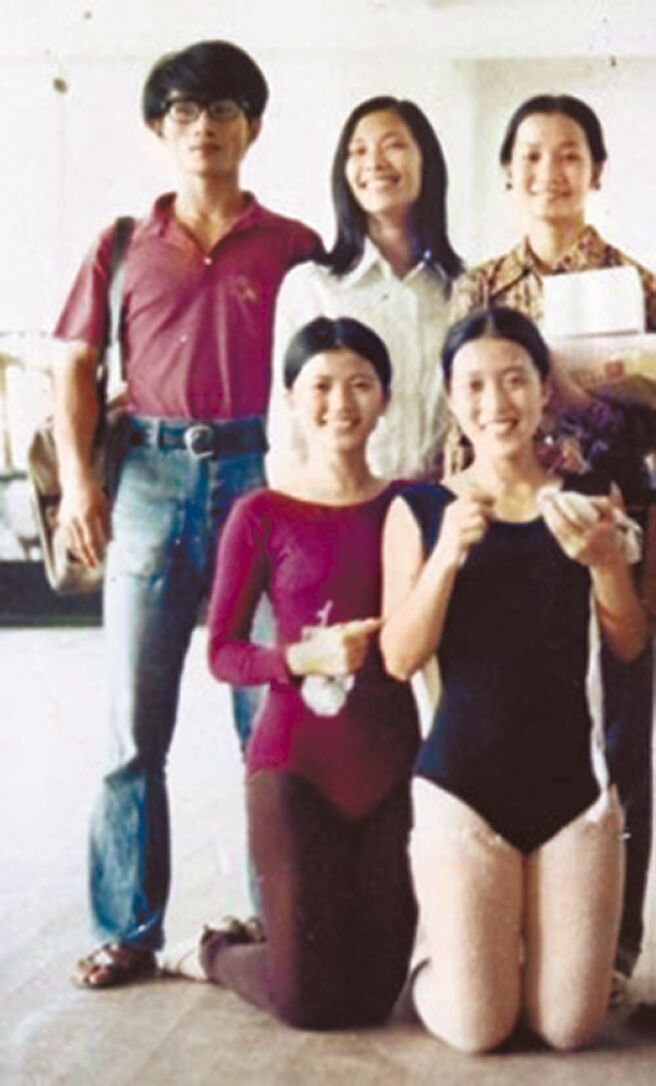 1973年6月鄭淑姬（前左）畢業前，和同為創始團員的同學們與林懷民老師合影。（鄭淑姬提供）