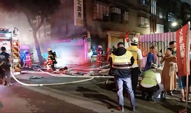 北市万华民宅火警，警消20分钟扑灭火势。（图／民眾提供）