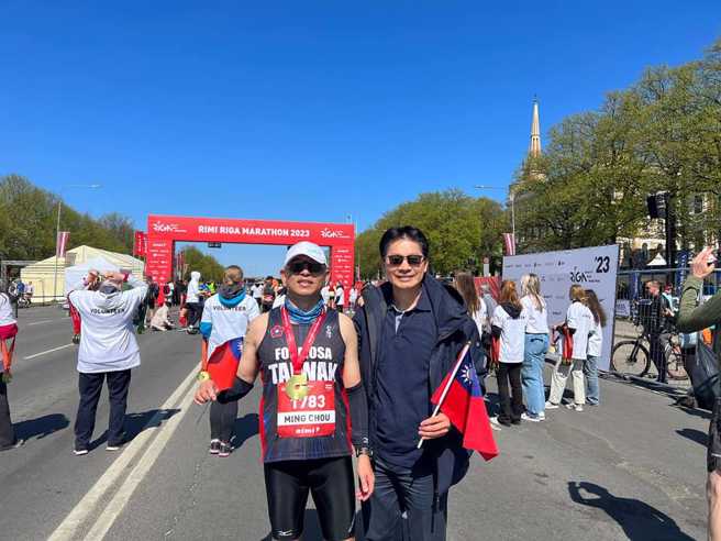 驻拉脱维亚代表处大使李宪章 （右）在赛程终点迎接富邦金控资深副总经理李明州（左）。（图／取自驻拉脱维亚代表处）