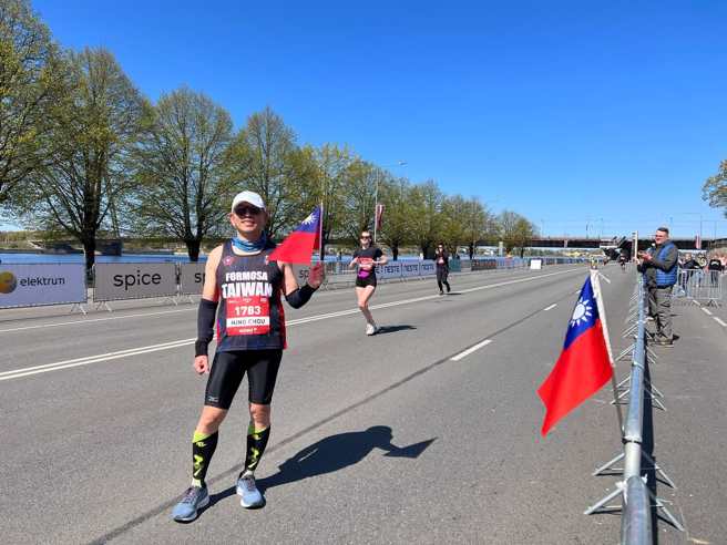 富邦金控资深副总经理李明州参加里加年度马拉松赛事。（图／取自驻拉脱维亚代表处）