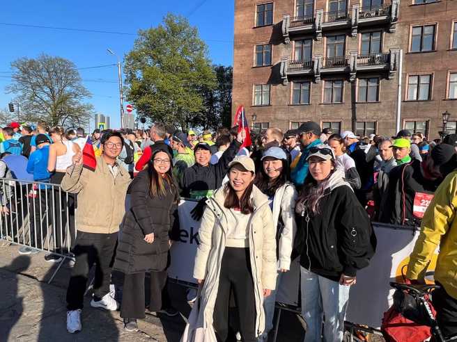 台湾在拉脱维亚留学生前往里加马拉松赛事加油打气。（图／取自驻拉脱维亚代表处）