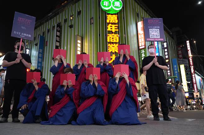 片商将电影中「邪教徒诵咒桥段」搬到台北街头。（CATCHPLAY提供）