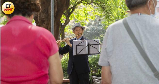 大三就考上司法官的前终审法官梁松雄，取得表演艺术类的街头艺人执照，退休生活精彩充实。（图／黄威彬摄）