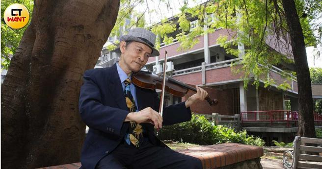 高寿82岁的梁松雄，经常外出演奏乐曲美化人生，让许多法界人士佩服不已。（图／读者提供）