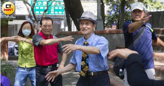 梁松雄的长寿秘诀就是多运动，他学过太极拳和太极剑，现在常练习自创的「长生不老功」。（图／黄威彬摄）