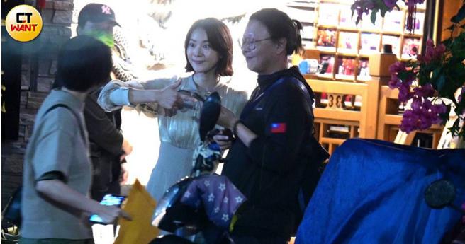 锺瑶现身拍火锅店的拍戏现场，一开始表情还相当可爱。（图／本刊摄影组）