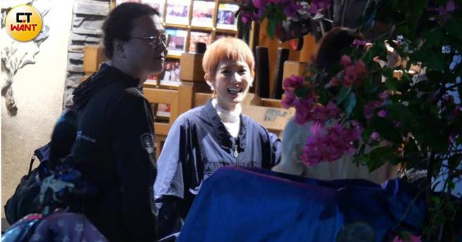 该剧演员孙可芳也出来一起聊天。（图／本刊摄影组）