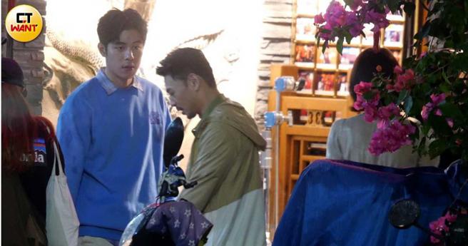 阿Ken和詹怀云趁休息出来抽菸放松。（图／本刊摄影组）