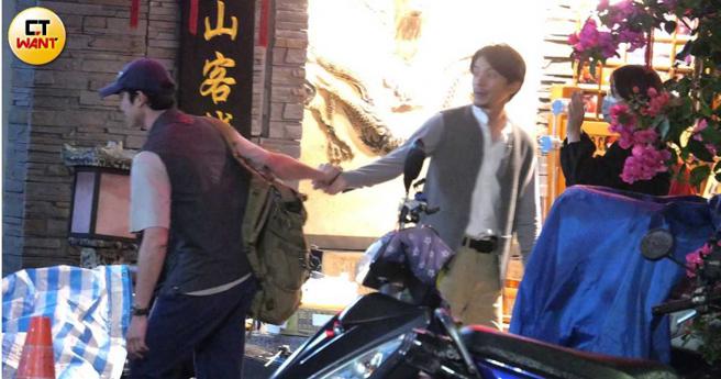 吴慷仁要离去前手还握着姚淳耀舍不得放开，看来在《模仿犯》里针锋相对的他们，私下却如此相惜。（图／本刊摄影组）