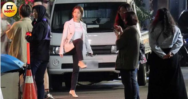 也有主演该剧的郭书瑶穿着套装现身，一路工作到次日凌晨。（图／本刊摄影组）