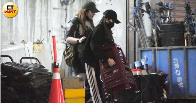 前一天也是在同一个场地拍摄，郭书瑶的妹妹郭书瑜（前）还帮忙剧组一起搬椅子，看来整组感情不错。（图／本刊摄影组）