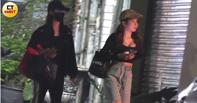 郭书瑶收工，私服造型简直是辣妹驾到。（图／本刊摄影组）