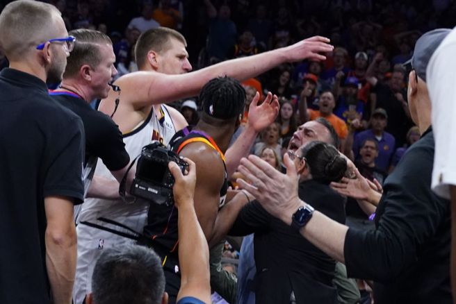 金块中锋约基奇和太阳老板推挤。（美联社）